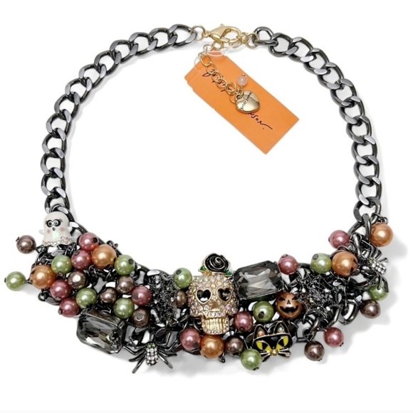 🔹️ Betsey Johnson🔹Whimsigoth Sugar Skull Gray Pearl Statement  [2023] Necklace - Picture 1 of 7